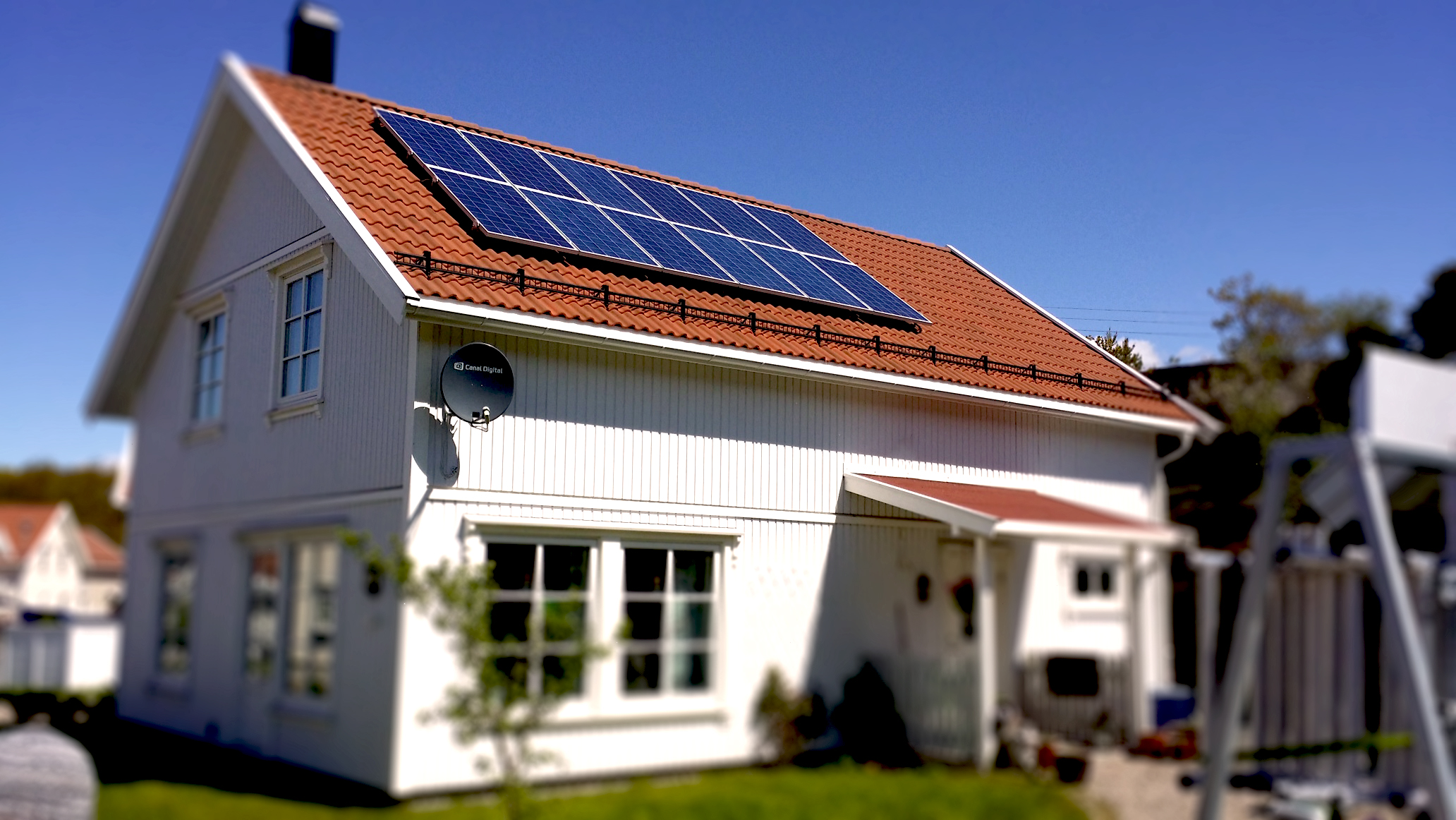 - En typisk boliginstallasjon er 3kW som dekker 20 kvm på taket, og koster ca. 43.000,- kroner etter Enovastøtte, og er billigere for de som bor i Oslo, sier Morten Hagen i strømselskapet Smart Energi.